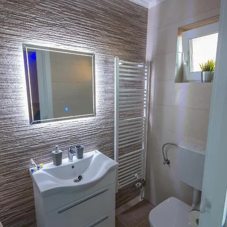 Na Savi I Sobe Apartman *